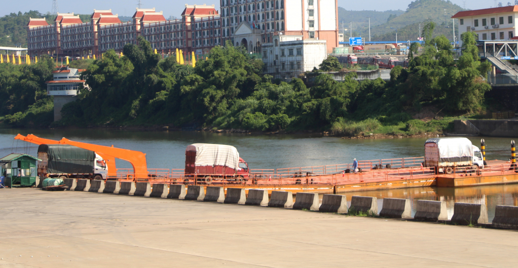 Hàng hóa xuất khẩu sang Trung Quốc qua Lối mở Cầu phao tạm Km3+4 Hải Yên, Móng Cái.