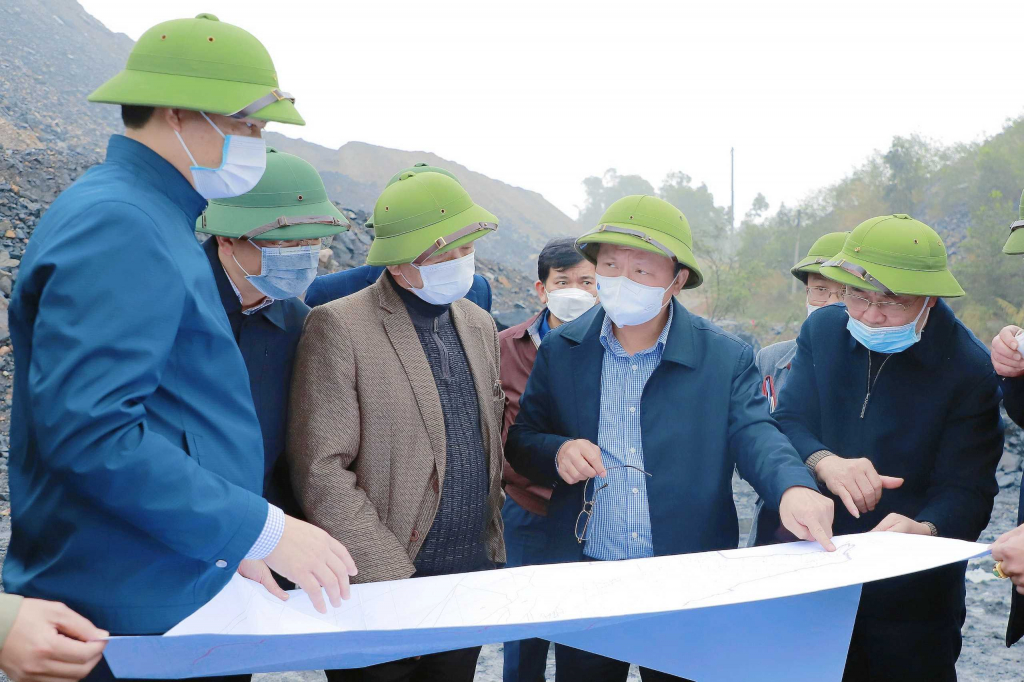 Phó Chủ tịch Thường trực UBND tỉnh kiểm tra công tác đền bù GPMB Dự án Đường ven sông, đoạn qua TX Đông Triều, ngày 8/2/2022.
