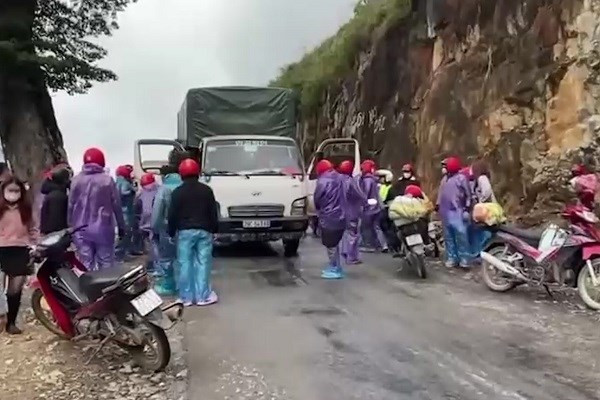 Ha Giang: Lam ro vu mau thuan giua nhom khach phuot va lai xe tai hinh anh 1