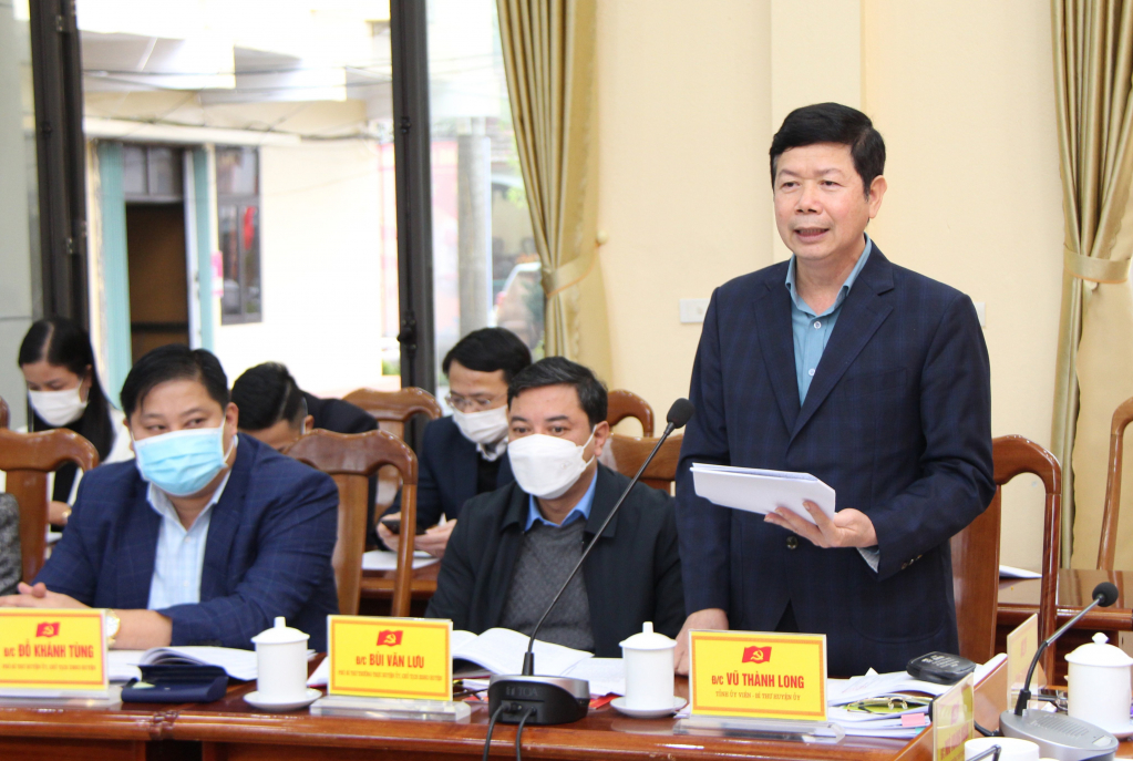 Đồng chí Vũ Thành Long, Bí thư huyện ủy Ba Chẽ, báo cáo tại buổi làm việc.