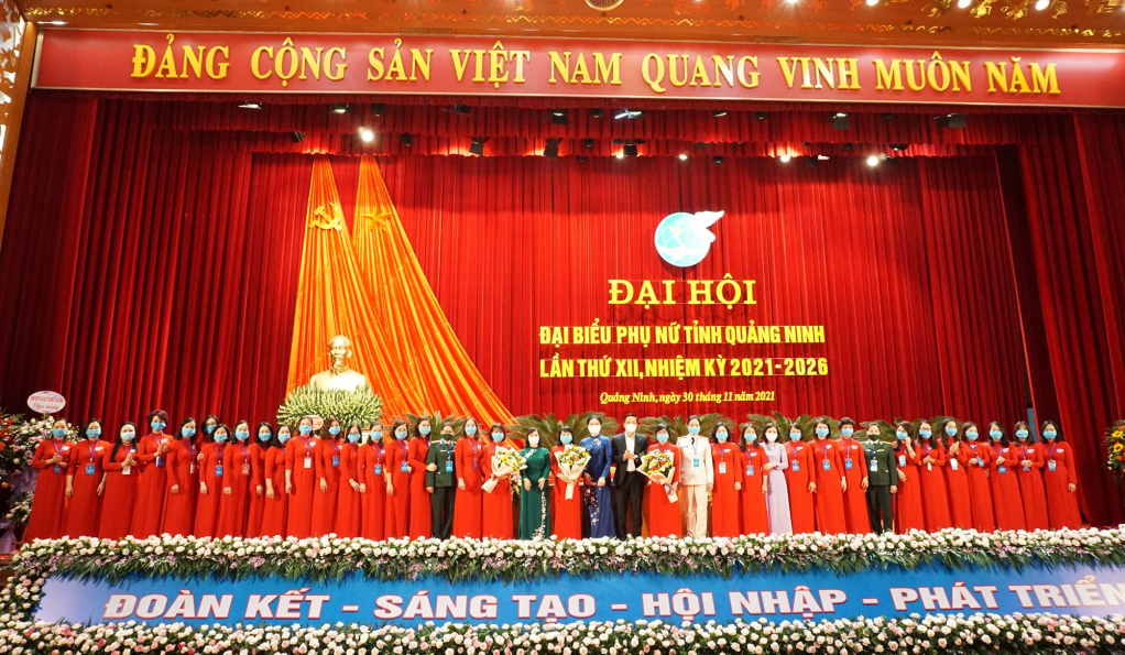 Ban Chấp hành Hội LHPN tỉnh Quảng Ninh lần thứ XII nhiệm kỳ 2021-2026 ra mắt Đại hội.