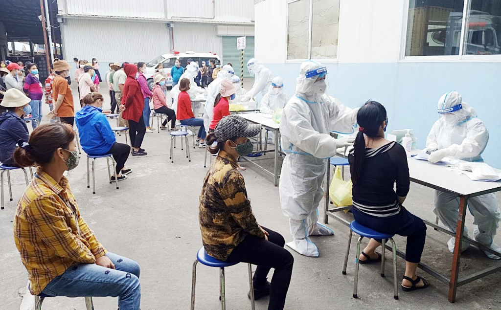 Công nhân Công ty TNHH Giày dép Bách Năng Quảng Ninh (TX Đông Triều) thực hiện lấy mẫu xét nghiệm Covid-19 trước khi vào làm việc.