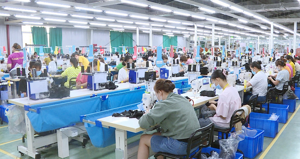 Sản xuất tại chuyền may, Công ty TNHH Dệt may Weitai Hạ Long (KCN Việt Hưng, TP Hạ Long).