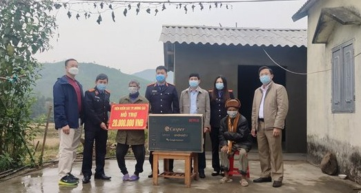 Lãnh đạo phường Hòa Lạc và Viện KSND TP Móng Cái trao hỗ trợ xây nhà ở cho hộ ông Háu Mằn Sìn (thôn Thán Phún Xã, xã Hải Sơn).