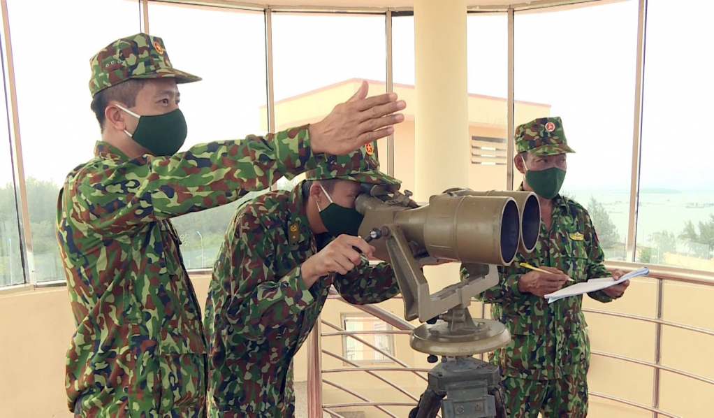 Thiếu tá Trần Duy Quý (người giơ tay) Đài trưởng Đài quan sát Tràng Vĩ, Đồn Biên phòng Trà Cổ làm nhiệm vụ tại Đài quan sát Tràng Vĩ.