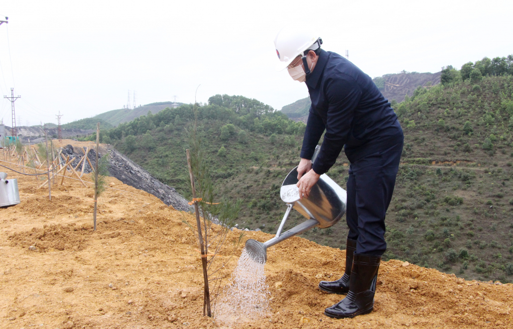 Đồng chí Nguyễn Xuân Ký, Bí thư Tỉnh ủy, Chủ tịch HĐND tỉnh trồng cây tại Bãi thải Bàng Nâu (Công ty cổ phần Than Cao Sơn).