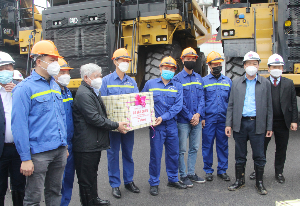 Chủ tịch Ủy ban Trung ương Mặt trận Tổ quốc Việt Nam Đỗ Văn Chiến tặng quà công nhân lao động Công ty cổ phần Than Cao Sơn.