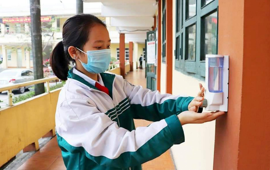 Students of Mao Khe Secondary School wear masks and disinfect their hands throughout the process of studying and playing at school.
