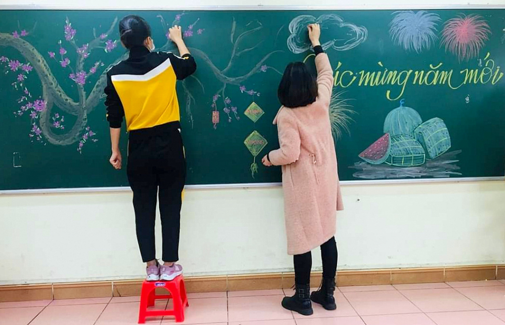 Teachers at Ha Long Primary School decorated the board to welcome students back to school.