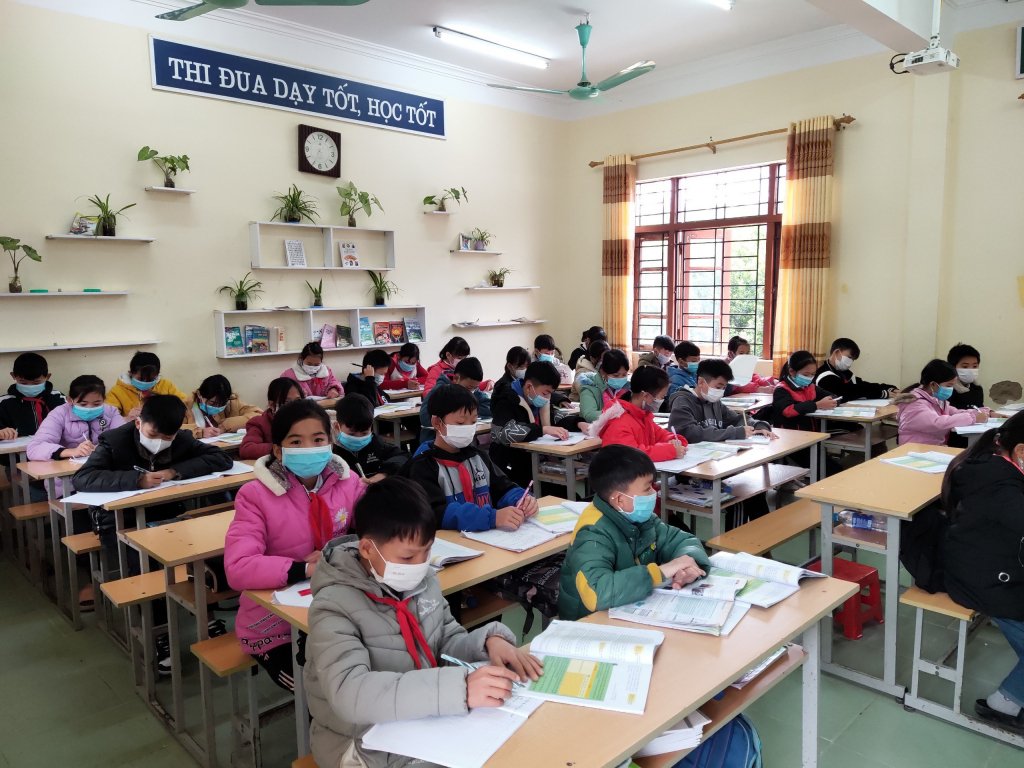 Students of Binh Lieu district's Vo Ngai Secondary School returned to school.