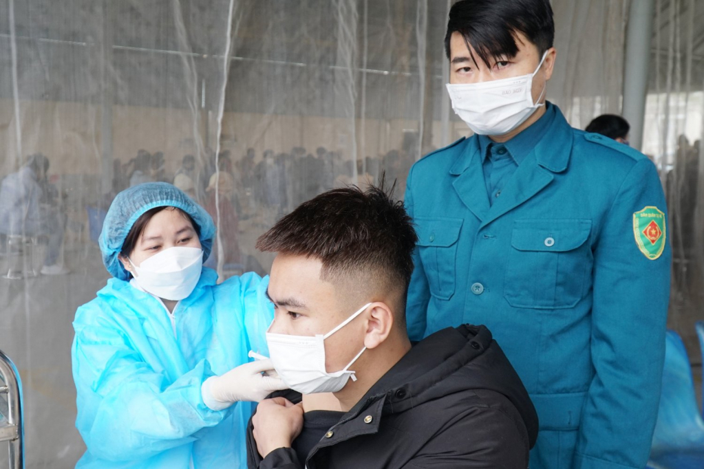TX Đông Triều tiêm vacwssin mui 3 và xét nghiệp PCR cho công dân chuẩn bị nhập ngũ.