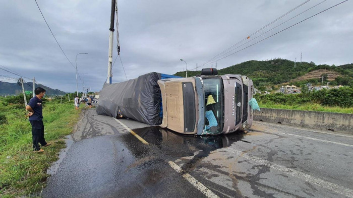 Xe container lật ngang trên QL1 Khánh Hòa 4