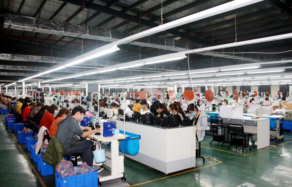 Hoạt động sản xuất tại Công ty TNHH Dệt may Weitai Hạ Long (KCN Việt Hưng). Ảnh: Mạnh Trường