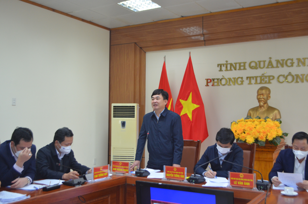 Đồng chí Ngô Hoàng Ngân, Phó Bí thư Thường trực Tỉnh ủy cho ý kiến về vụ việc kiến nghị của các hộ dân chung cư lô 6, 7, 8 phường Trần Hưng Đạo.