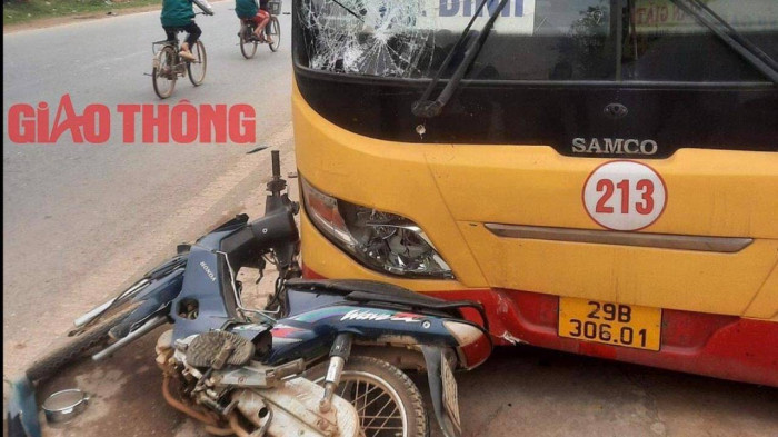 Người đàn ông đi xe máy tử vong sau va chạm với xe bus ở Hòa Bình 1