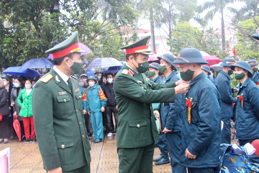 Thiếu tướng Nguyễn Hùng Thắng, Phó Chủ nhiệm, Tham mưu trưởng Tổng cục Hậu cần, Bộ Quốc phòng thăm hỏi, động viên các tân binh tại lễ giao nhận quân 2022.
