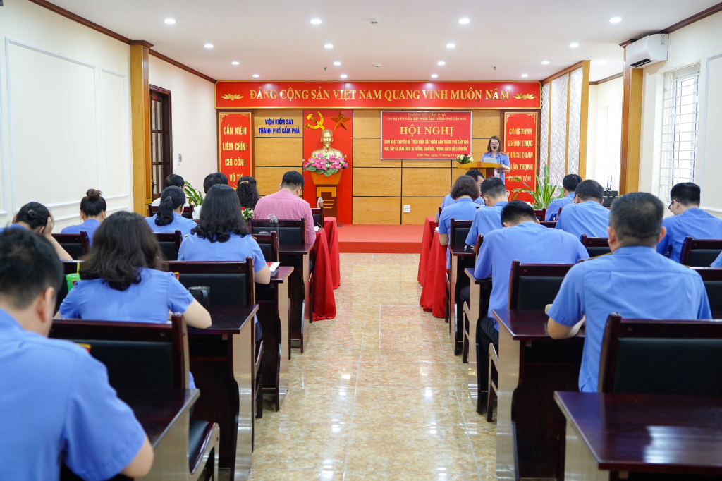 Một buổi sinh hoạt chuyên đề về học tập và làm theo tư tưởng, đạo đức, phong cách Hồ Chí Minh tại đơn vị.