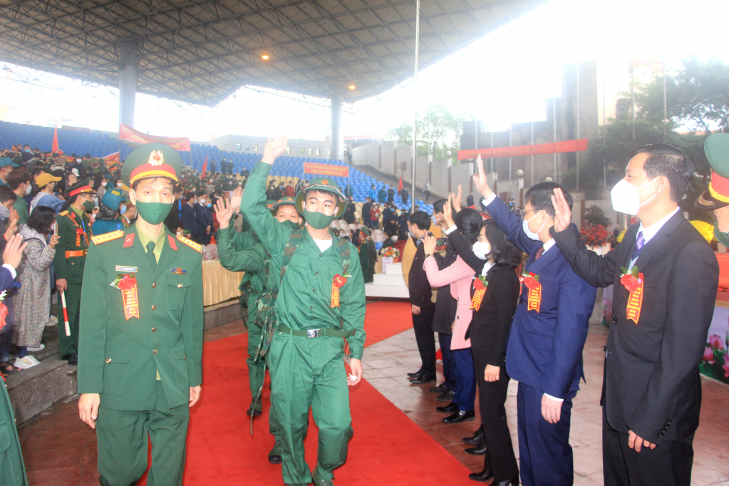 Các đại biểu tiễn 162 tân binh của TP Uông Bí lên đường nhập ngũ.