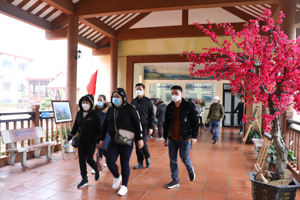 Tourists visit Dong Trieu town's Ngoa Van pagoda.