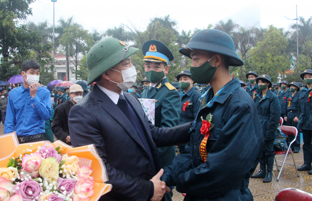 Đồng chí Nguyễn Xuân Ký, Ủy viên Trung ương Đảng, Bí thư Tỉnh ủy, Chủ tịch HĐND tỉnh, tặng hoa, động viên các tân binh lên đường nhập ngũ.