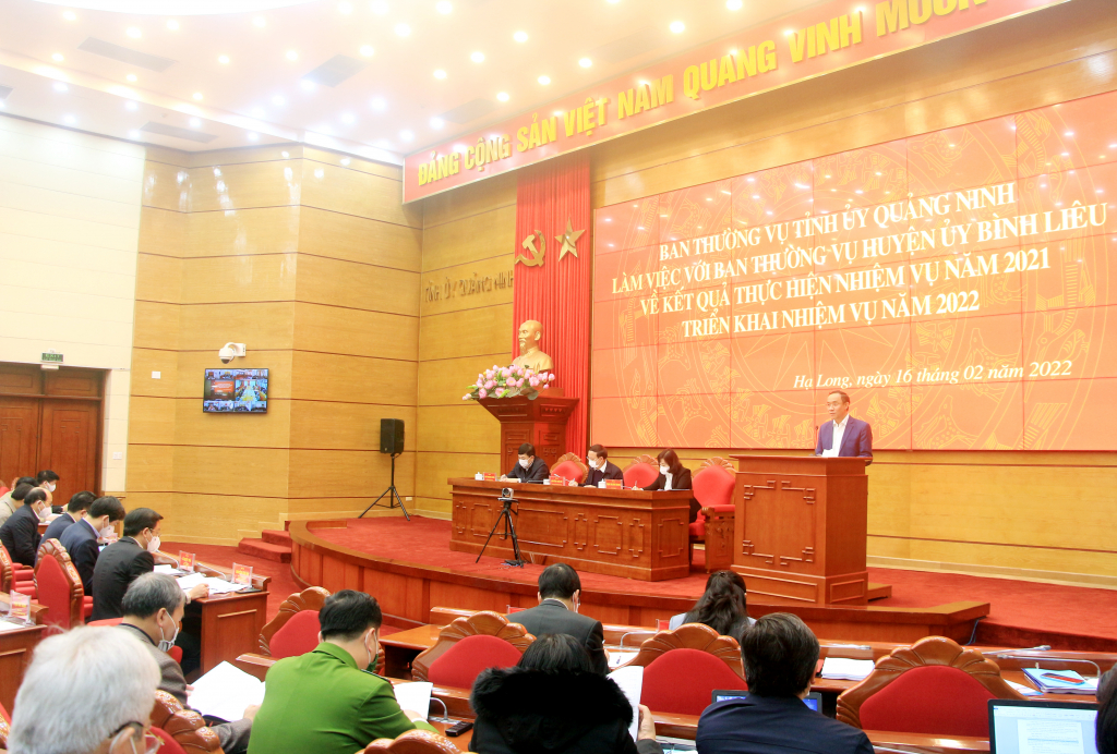 Lãnh đạo huyện Bình Liêu trình bày báo cáo tại buổi làm việc.