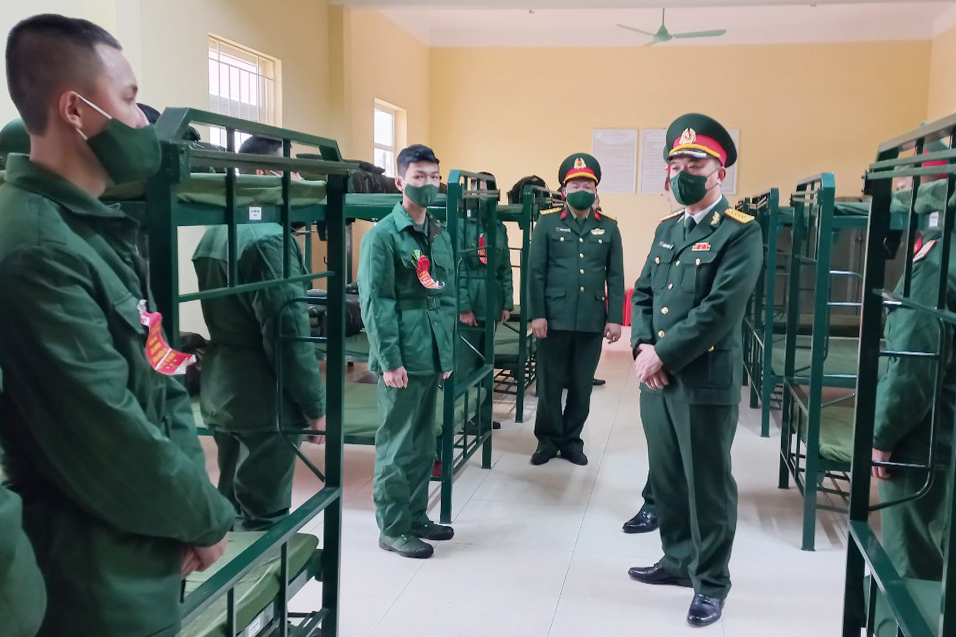 : Đại tá Lê Hồng Thắng, Phó Chính ủy Bộ CHQS tỉnh, đến thăm, động viên chiến sĩ mới tại Trung đoàn 244.