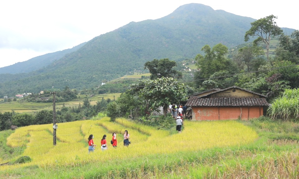 UBND huyện Bình Liêu phối hợp cùng Công ty Hanoi Tourism JSC tổ chức đoàn Famtrip gồm 40 doanh nghiệp du lịch đến từ Hà Nội khảo sát, xây dựng Tour “Khám phá vùng xanh” tại các điểm đến du lịch hấp dẫn trên địa bàn huyện Bình Liêu.