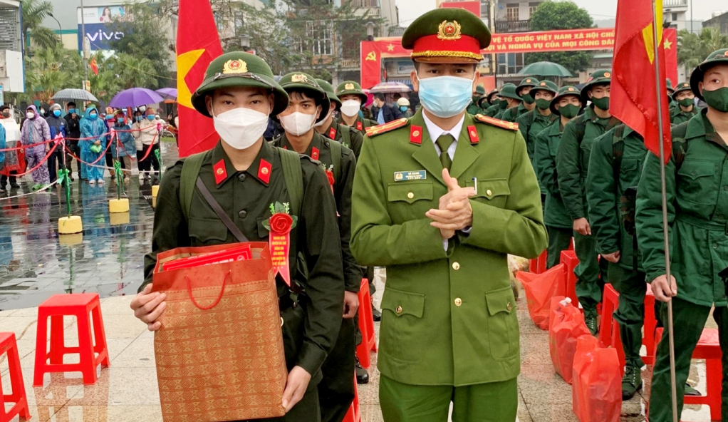 Thượng tá Hà Giang, Trưởng Công an huyện Ba Chẽ tặng quà cho tân binh trong lễ giao nhận quân, sáng 16/2/2022.