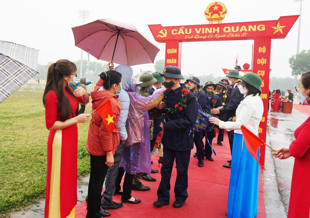Family members and friends also encouraged new soliders to fulfill their assigned tasks.