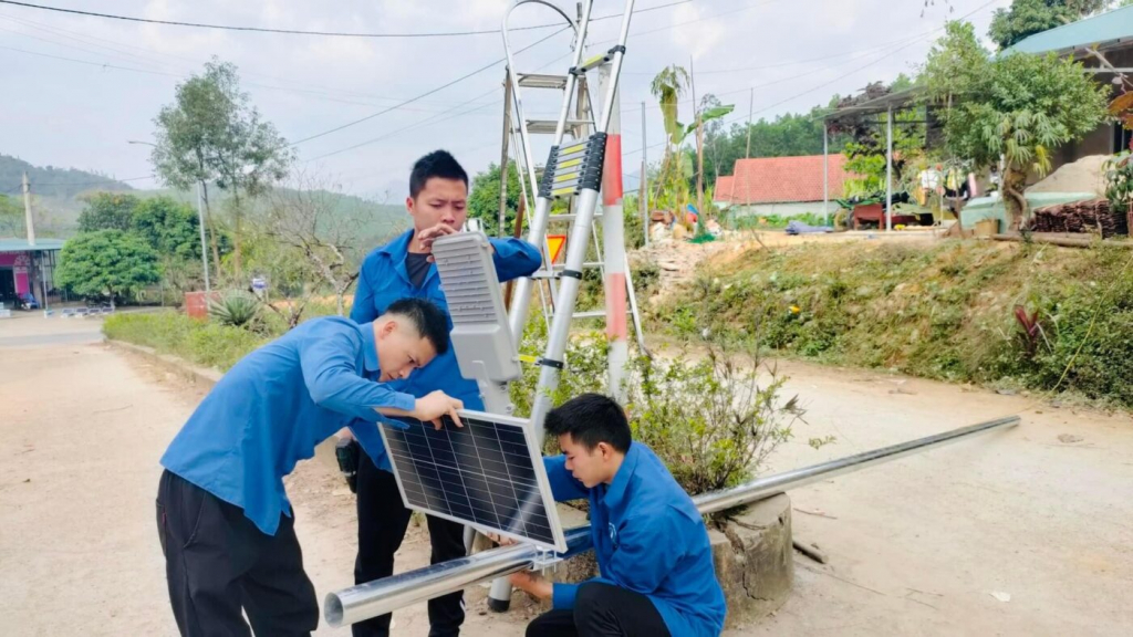 Chi đoàn thôn Văn Mây, xã Phong Dụ, huyện Tiên Yên lắp đặt công trình hệ thống đèn năng lượng mặt trời chào mừng Đại hội chi đoàn nhiệm kỳ 2022 – 2027.