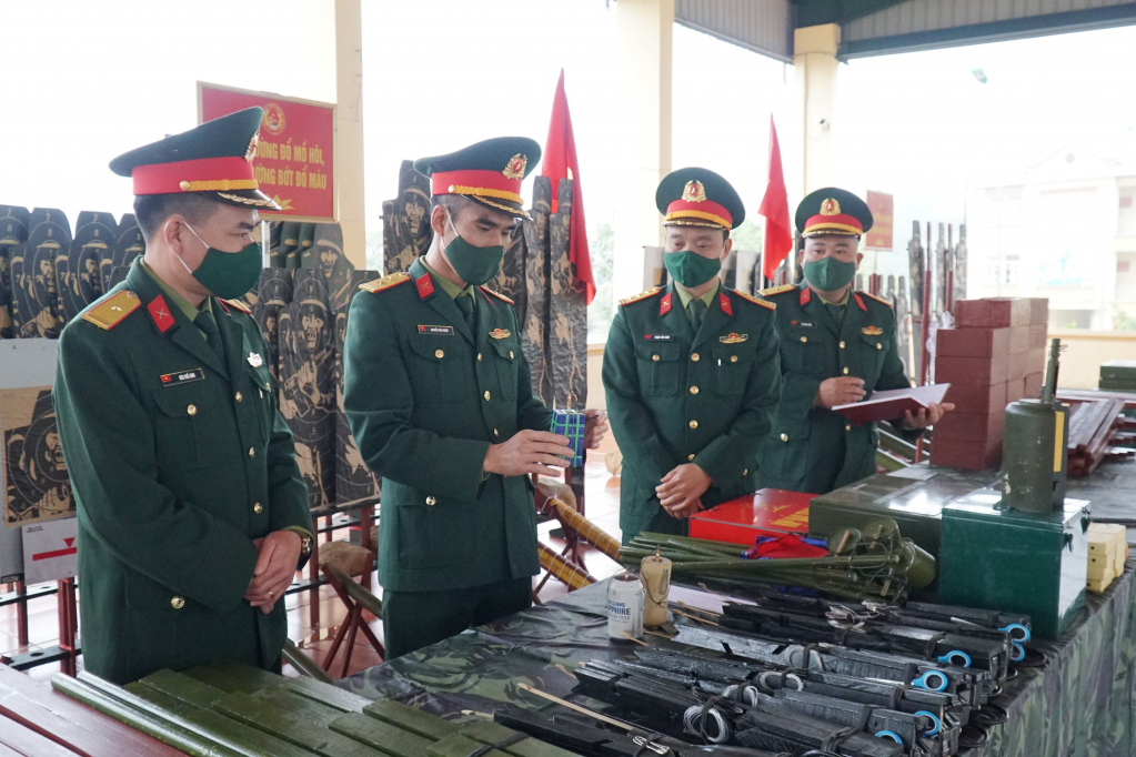 Trung tá Nguyễn Văn Mười, Trung đoàn trưởng Trung đoàn 244 và Thượng tá Phạm Văn Nam, Chính ủy Trung đoàn 244 kiểm tra mô hình học cụ chuẩn bị huấn luyện CSM.