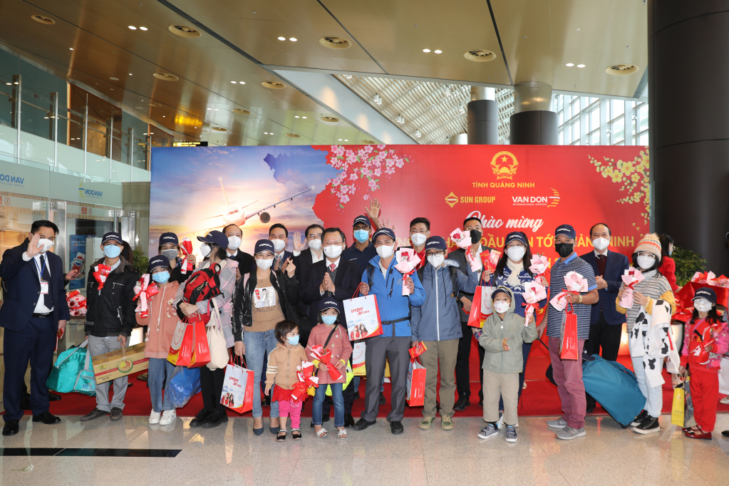 Hành khách đến từ TP Hồ Chí Minh và các tỉnh phía Nam được đón tiếp nồng hậu, nhiệt tình từ sân bay Vân Đồn. Ảnh: Đỗ Phương