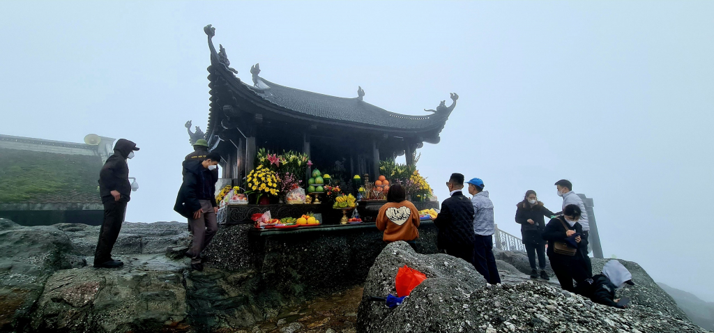 Du khách, Phật tử tham quan Yên Tử đều được tuyên truyền, hướng dẫn thực hiện nghiêm các quy định về phòng chống dịch và ứng xử văn minh tại lễ hội. 