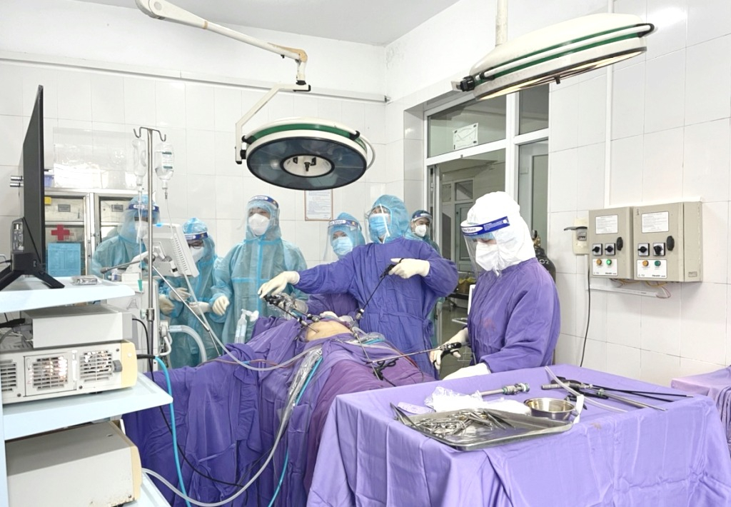 The emergency surgery team of the Provincial General Hospital successfully performed   a surgery for a Covid-19 patient in the isolation area.
