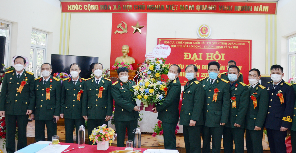 Đại diện các cơ sở Hội CCB chúc mừng thành công của Đại hội Hội CCB Sở LĐ-TB&XH tỉnh lần thứ IV, nhiệm kỳ 2022-2027.