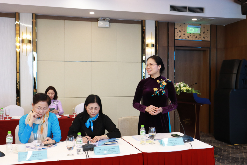 Đồng chí Hà Thị Nga, Ủy viên Ban chấp hành Trung ương Đảng, Chủ tịch Hội LHPN Việt Nam chia sẻ kinh nghiệm thực hiện các hoạt động của Hội. 