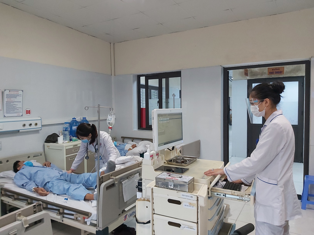 Các y tá Bệnh viện Đa khoa tỉnh thực hiện y lệnh của bác sĩ bằng xe tiêm thông minh tại để tiêm, phát thuốc cho bệnh nhân. 