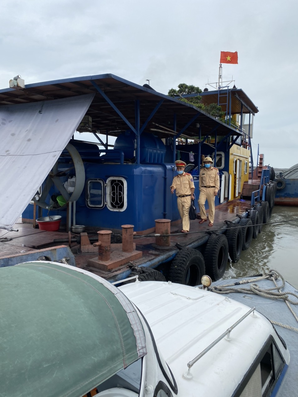 Lực lượng Cảnh sát giao thông đường thủy kiểm tra 1 phương tiện hoạt động trên tuyến đường thủy của tỉnh 