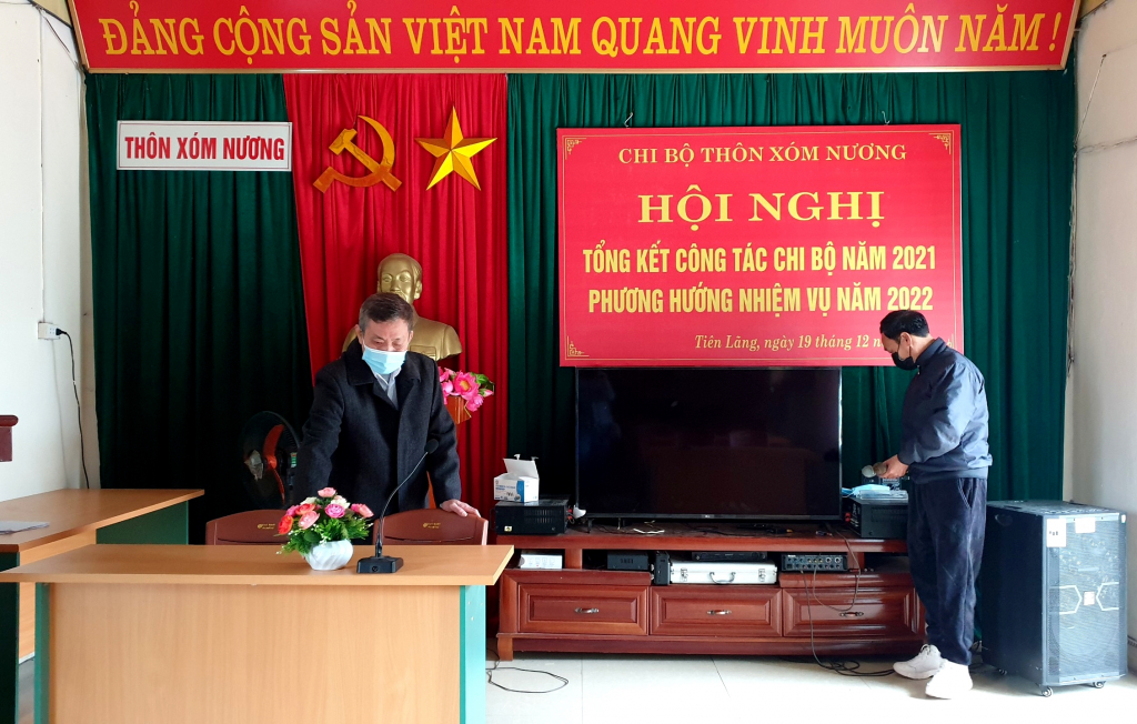 Chi ủy chi bộ thôn Xóm Nương, xã Tiên Lãng, huyện Tiên Yên chuẩn bị cơ sở vật chất cho cuộc họp chi bộ đầu năm.