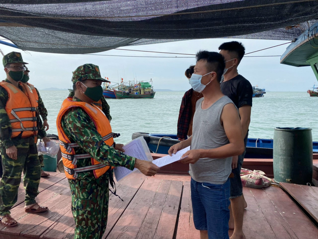 CBCS Đồn BP Đảo Trần tuyên truyền phòng, chống dịch Covid-19 cho bà con ngư dân và các chủ phương tiện tàu, thuyền hoạt động trên vùng biển.