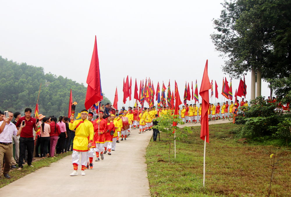 The procession ritual of Mieu Ong - Mieu Ba festival.