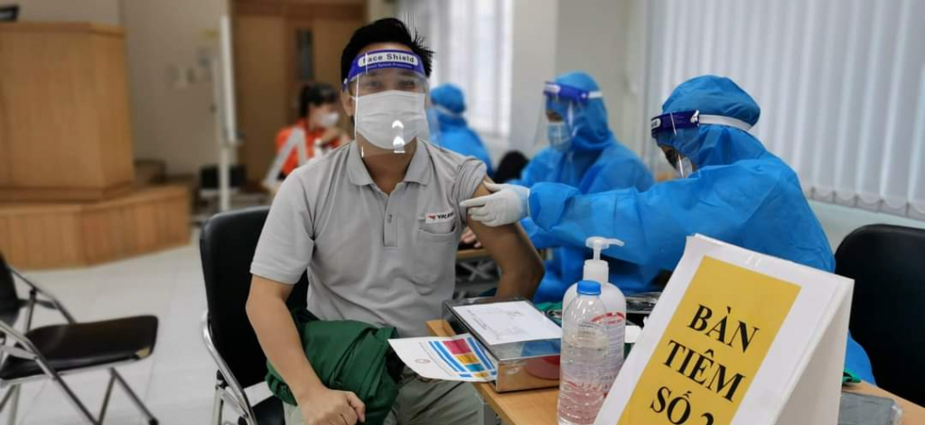 Cán bộ, người lao động Công ty Yazaki Quảng Ninh phấn khởi được tiêm mũi 3 vắc xin phòng Covid-19.