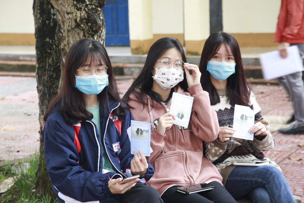Người dân Tiên Yên phấn khởi nhận giấy chứng nhận sau khi tiêm xong mũi 3 vắc xin phòng Covid-19. Ảnh: Xuân Thao (Trung tâm TT&VH Tiên Yên).