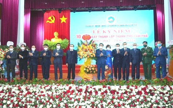 Provincial leaders congratulated the city’s Party committee, local authorities and residents on the 10th founding anniversary.