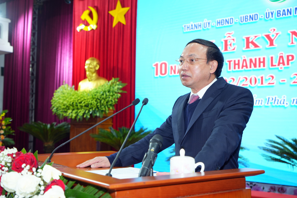 Secretary of the provincial Party Committee, Nguyen Xuan Ky, delivered his speech at the ceremony.