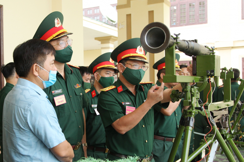 Các đại biểu tham quan mô hình học cụ trưng bày tại  khai mạc Nhà kho quân khi cấp chiến thuật năm 2021 tại huyện Đầm Hà