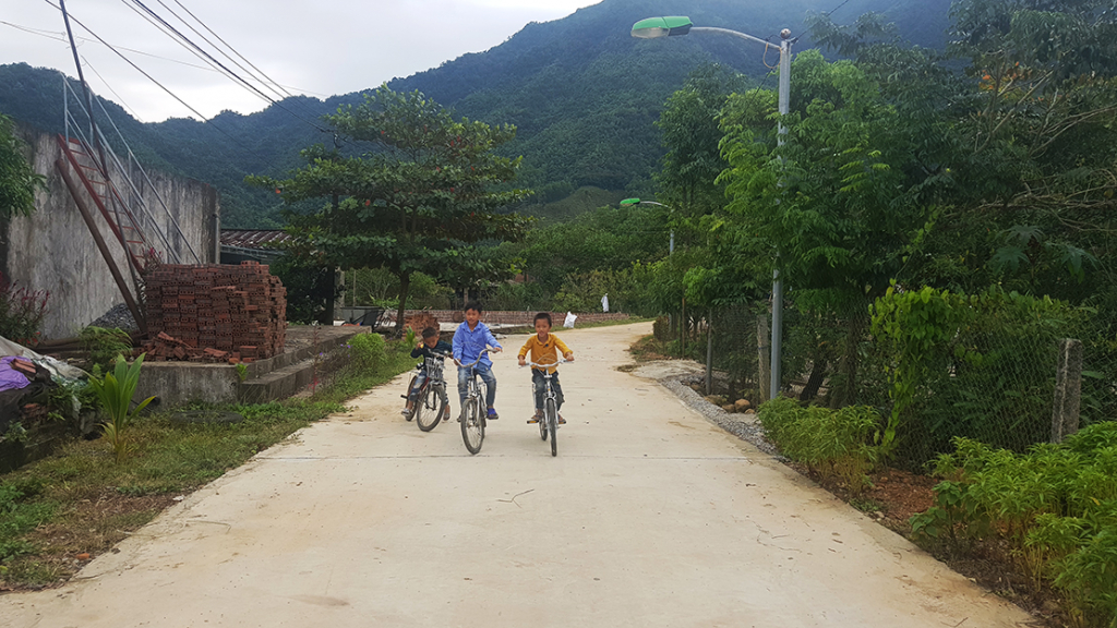 Tuyến đường ở thôn Thán Phún, Xã Hải Sơn, Móng Cái được đầu tư xây dựng rộng rãi tạo điều kiện cho bà con thông thương phát triển kinh tế. Ảnh: Thái Cảnh.