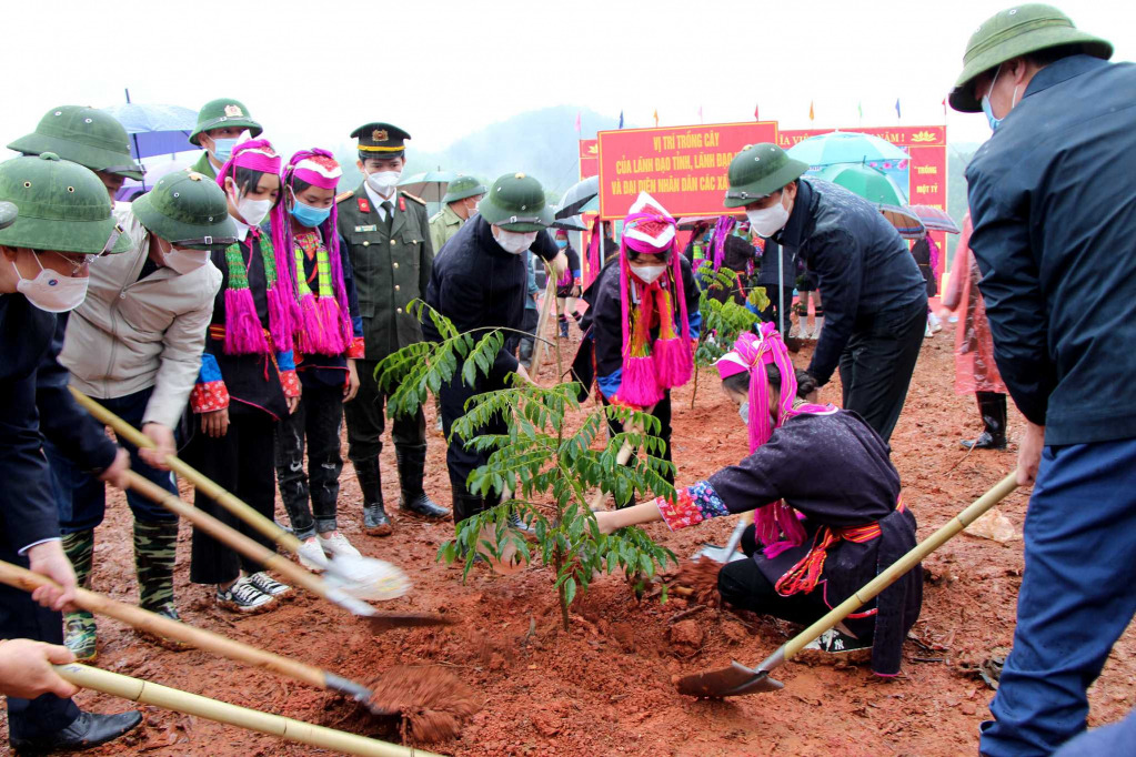 Lãnh đạo tỉnh, lãnh đạo huyện Ba Chẽ và nhân dân địa phương tham gia Tết trồng cây năm 2022.