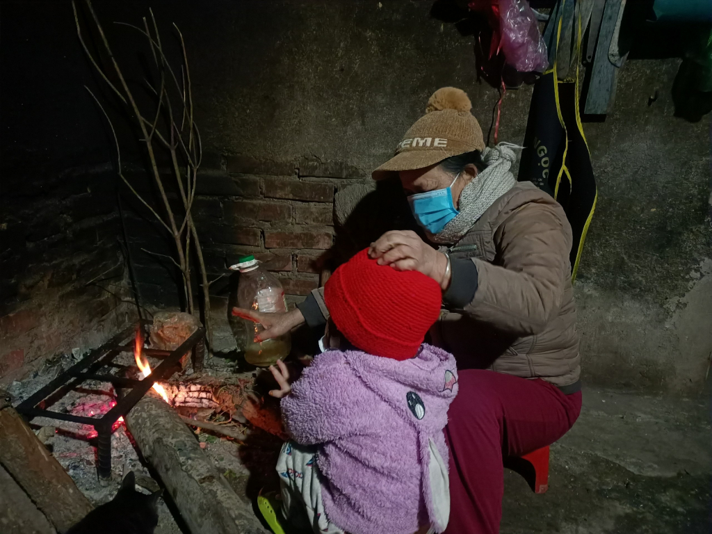 Người già và trẻ nhỏ ở huyện Bình Liêu sưởi ấm để giữ ấm cơ thể trong những ngày rét đậm, rét hại. Ảnh: Hoàng Gái.