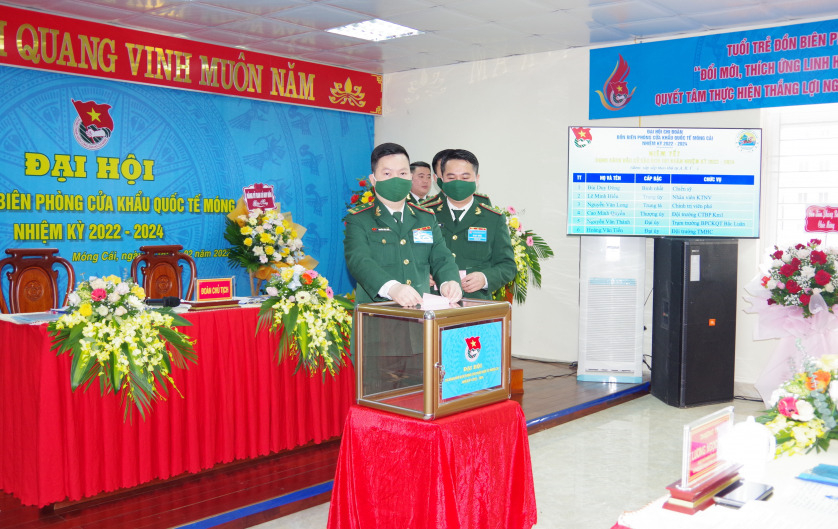 Các đại biểu bỏ phiếu bầu Ban chấp hành chi đoàn khóa mới.